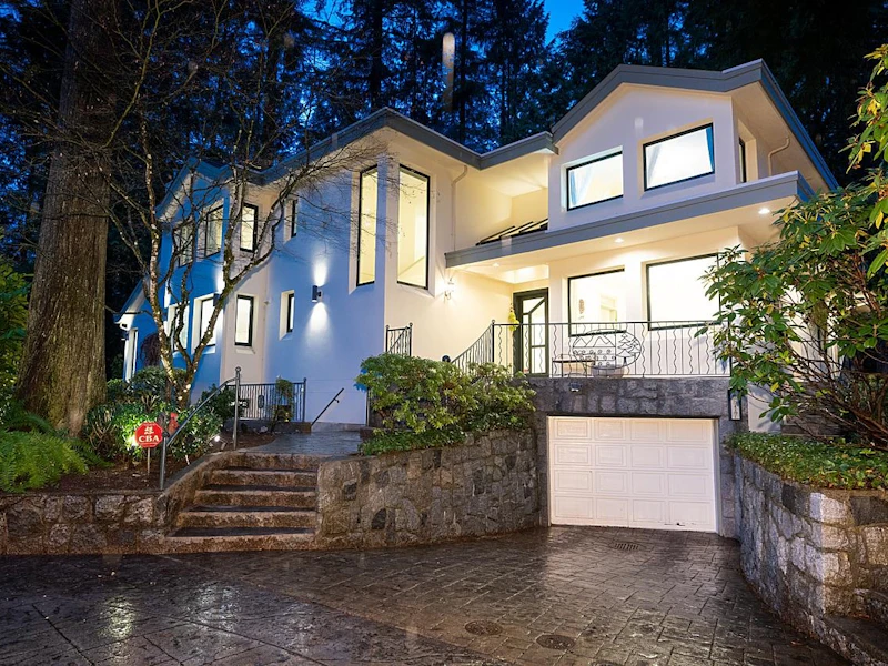 4617 Capilano Road, North Vancouver BC V7R 4K2