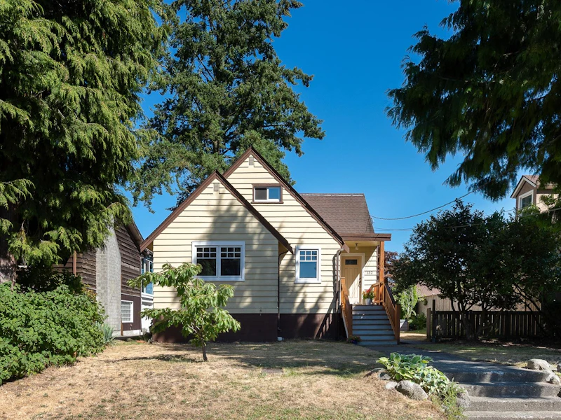 132 Carroll Street, New Westminster BC V3L 4E4