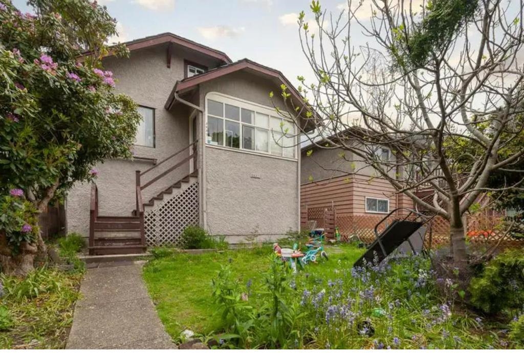 3657 E Pender Street, Vancouver, BC, V5K 2E5