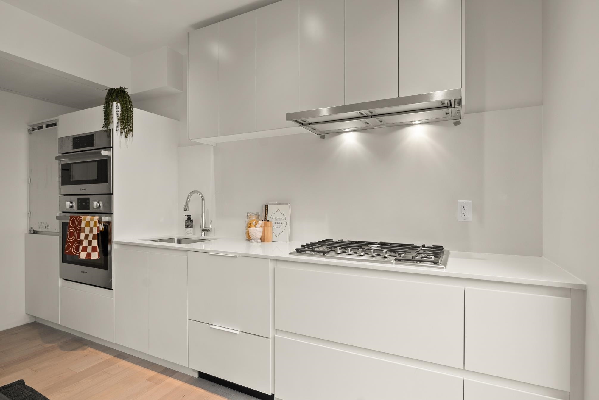 11-10 W 17th Avenue, Vancouver, BC, V5Y 1Z4