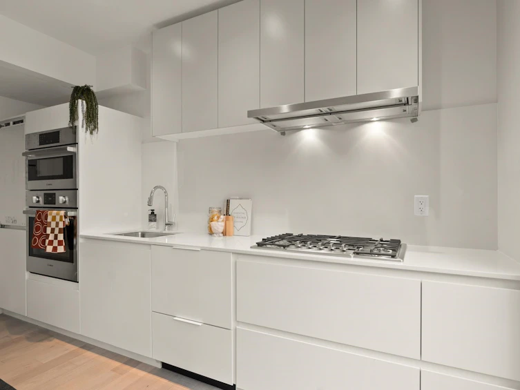 11-10 W 17th Avenue, Vancouver, BC, V5Y 1Z4