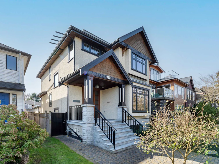 4218 W 11th Avenue, Vancouver, BC, V6R 2L7