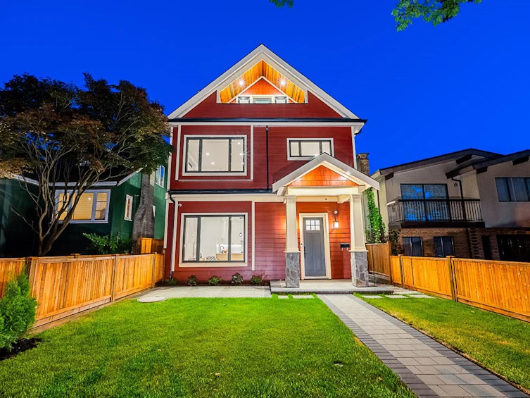 1--2630 Eton Street, Vancouver, BC, V5K 1K1