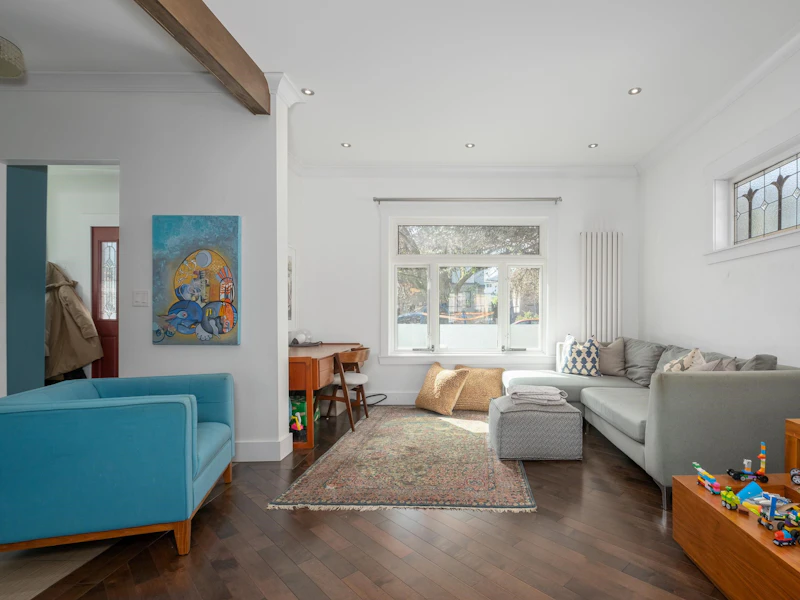 955 E 10th Avenue, Vancouver BC V5T 2B3
