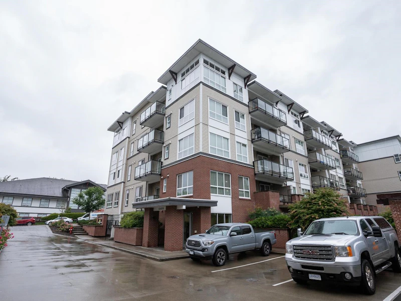 101 - 6468 195a Street, Surrey BC