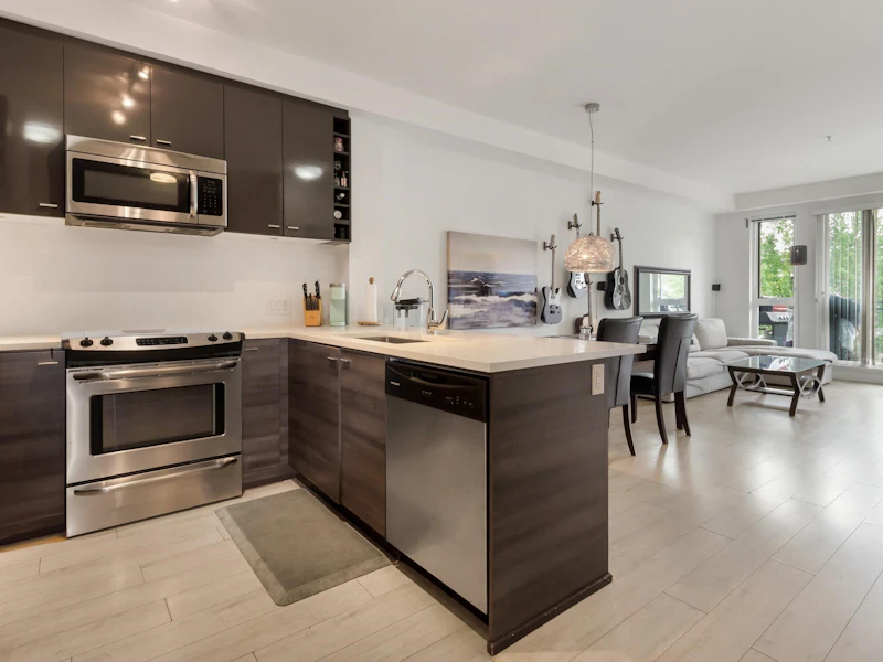 301 - 13925 Fraser Highway, Surrey BC V3T 4E6