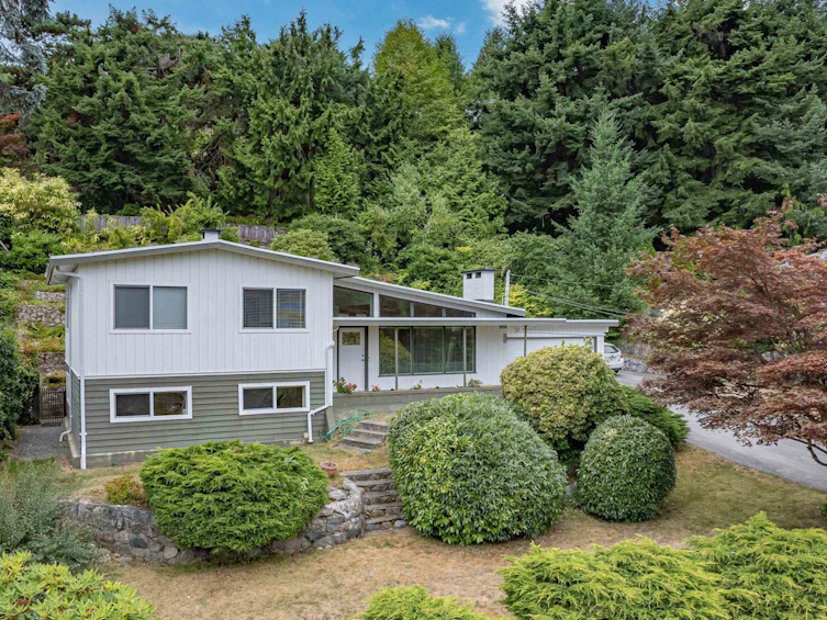 569 St Giles Road, West Vancouver, BC, V7S 1L7