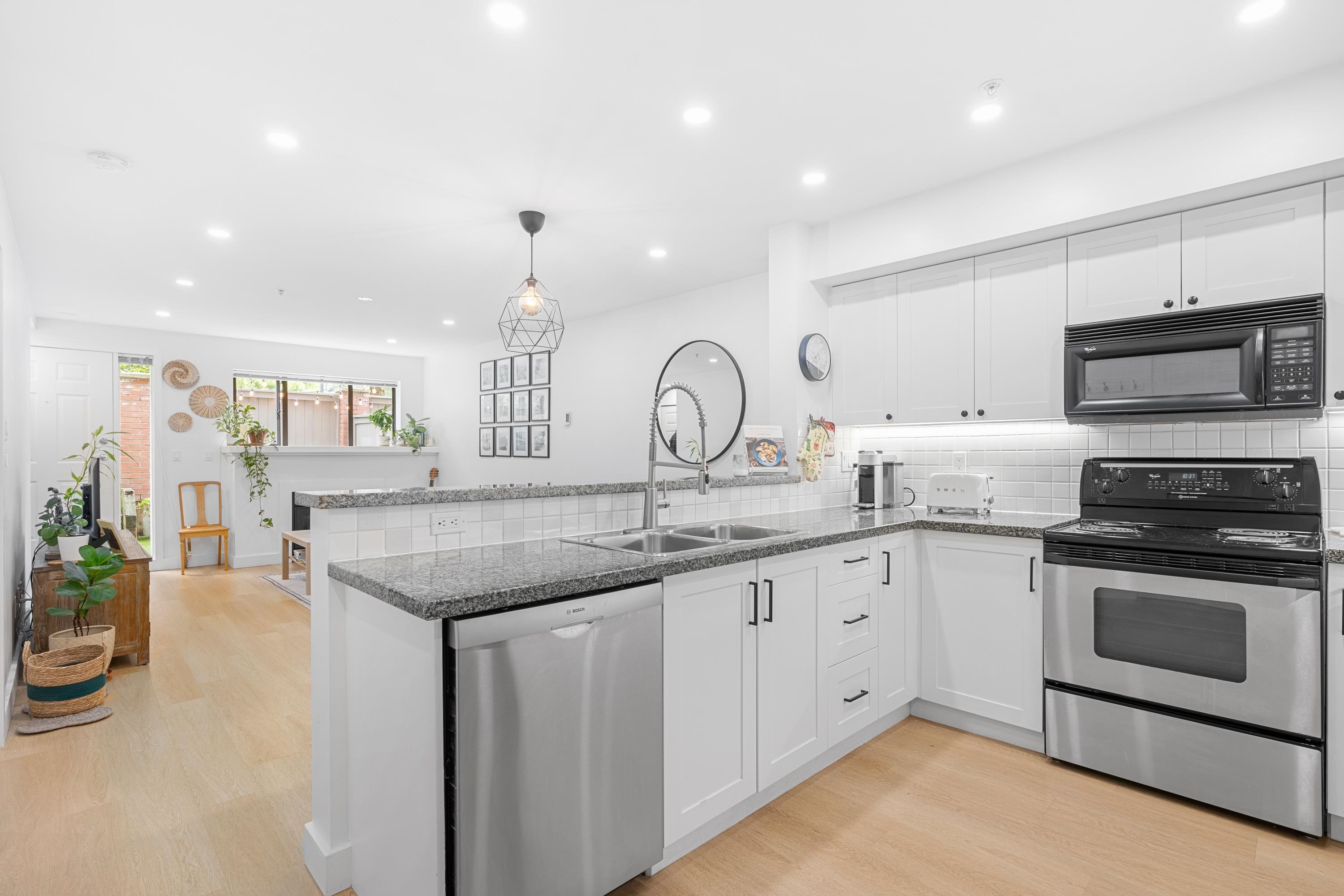 105-345 Lonsdale Avenue, North Vancouver, BC, V7M 3M9
