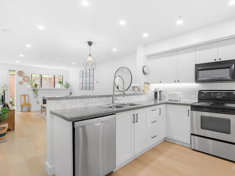 105-345 Lonsdale Avenue, North Vancouver, BC, V7M 3M9