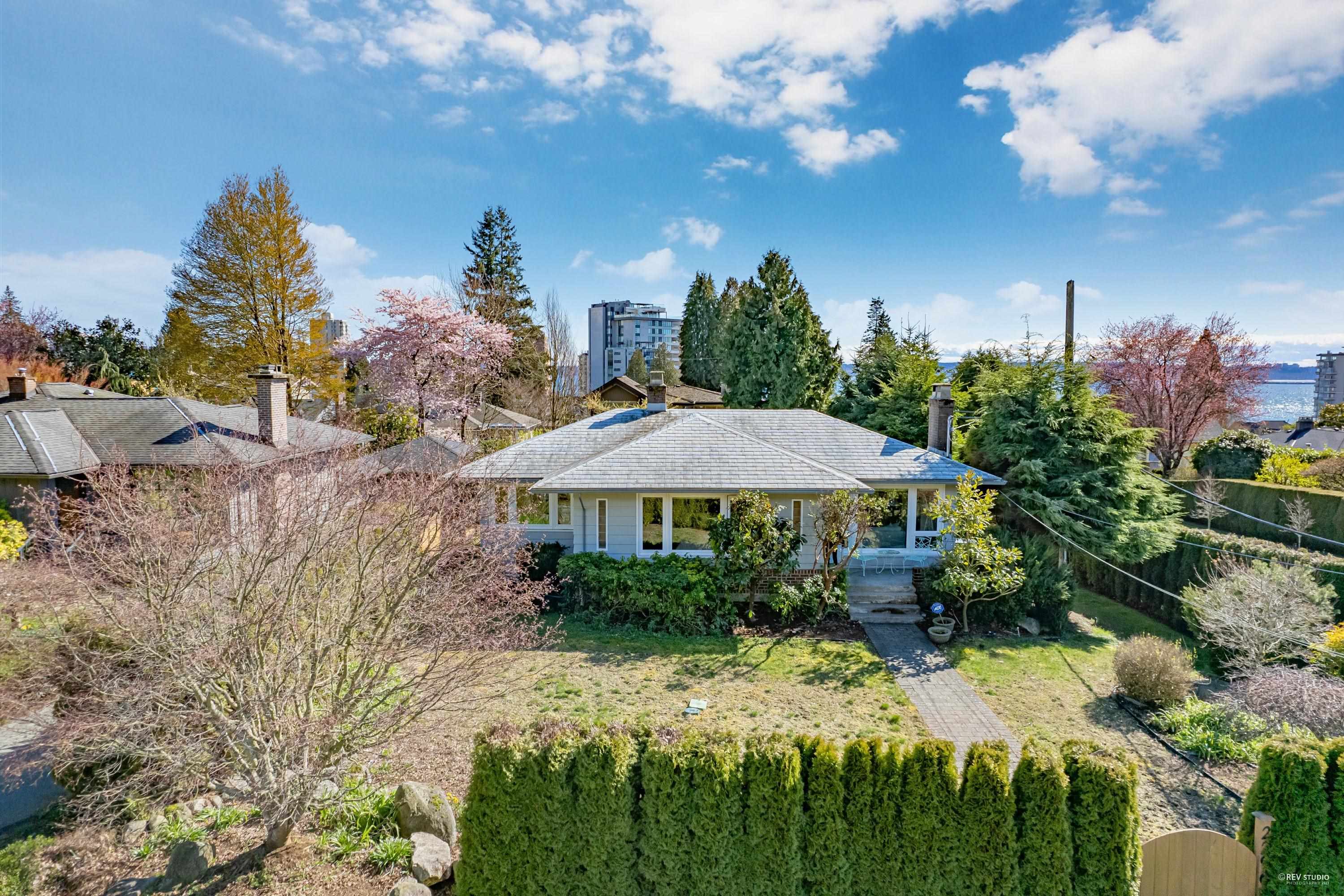 2296 Jefferson Avenue, West Vancouver, BC, V7V 2A8