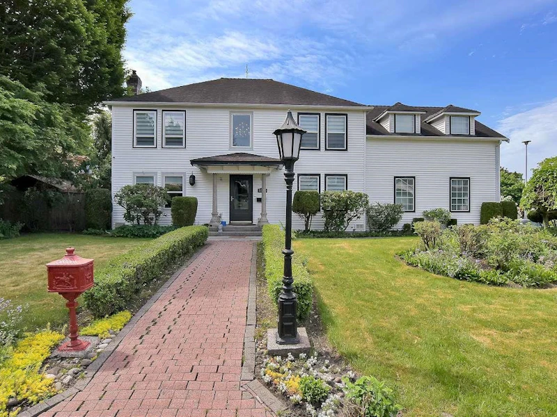 18268 54th Avenue, Surrey BC V3S 7Z1