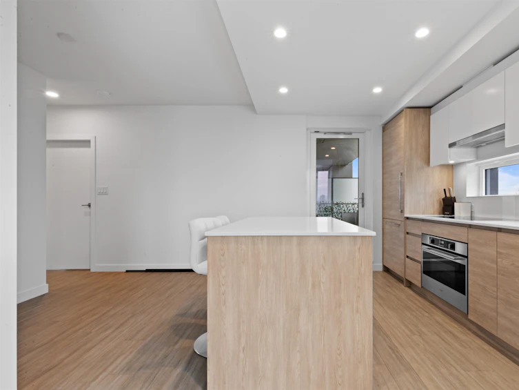 804-13615 Fraser, Surrey, BC, V3T 0P7 - 11