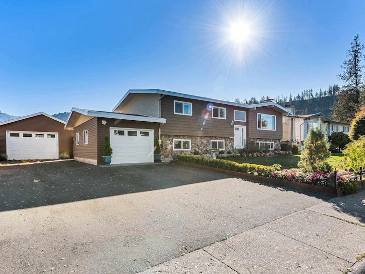 5828 Clover Drive, Chilliwack, BC, V2R 1B8