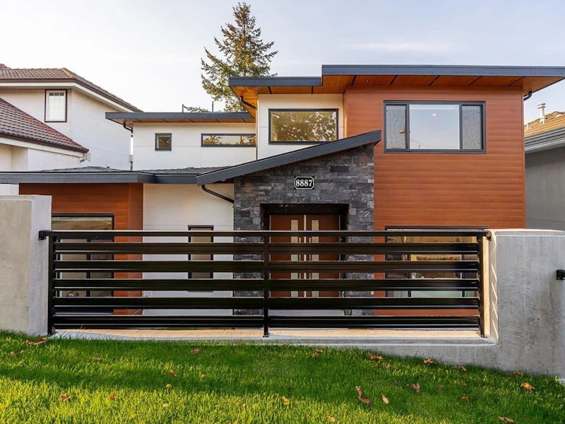 8887 15th Avenue, Burnaby BC V3N 1Y4
