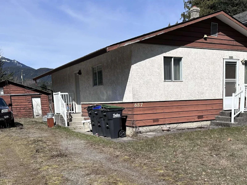 657 Hudson Bay Street, Hope BC V0X 1L4