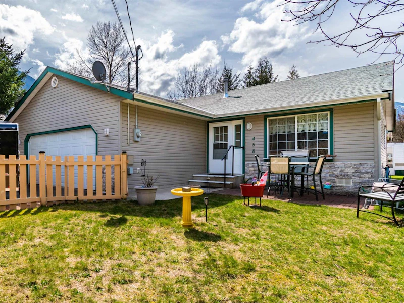 458 3rd Avenue, Hope BC V0X 1L0