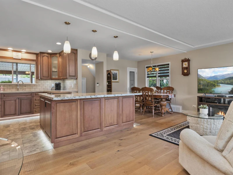 564 Hemlock Avenue, Hope BC V0X 1L0