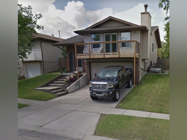 43 Berkshire Route Northwest, Calgary, AB, T3K 2A2