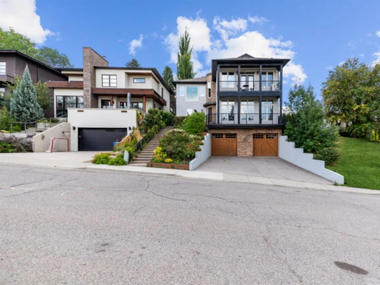 2 Hawthorne Crescent Northwest, Calgary, AB, T2N 3V4