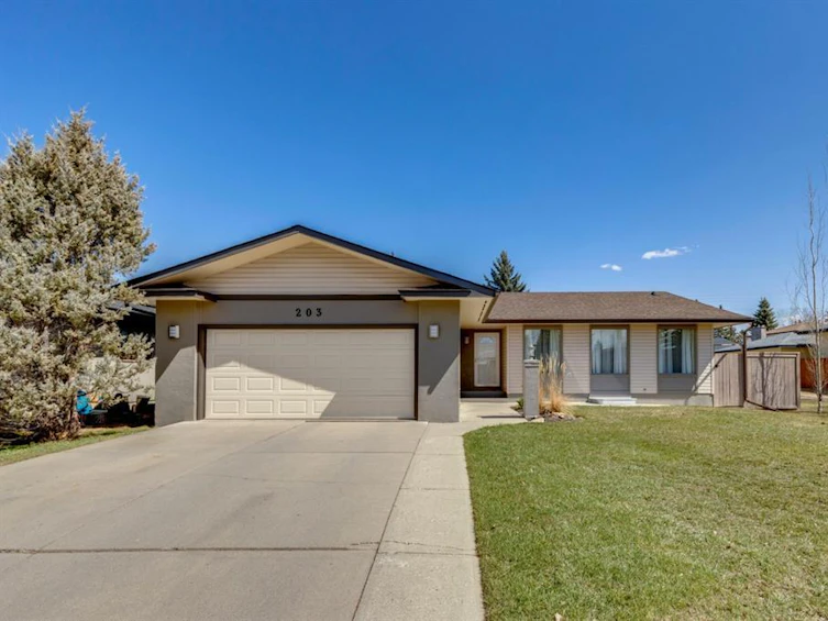 203 Lake Bonavista Drive Southeast, Calgary, AB, T2J 3M3