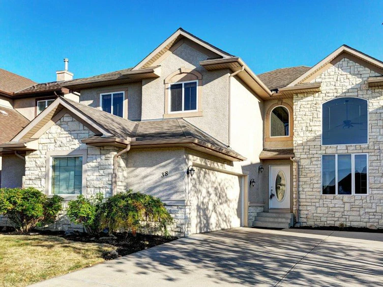 38 Discovery Ridge Mount Southwest, Calgary, AB, T3H 5G3