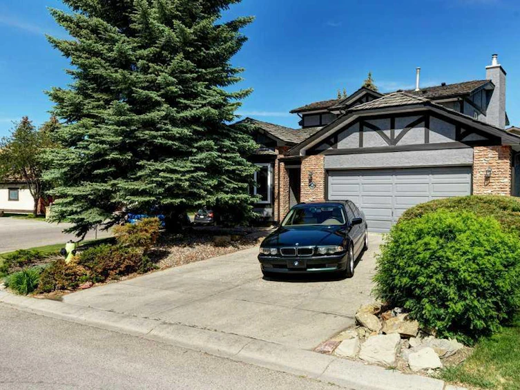 28 Woodhaven Crescent Southwest, Calgary, AB, T2W 5S3