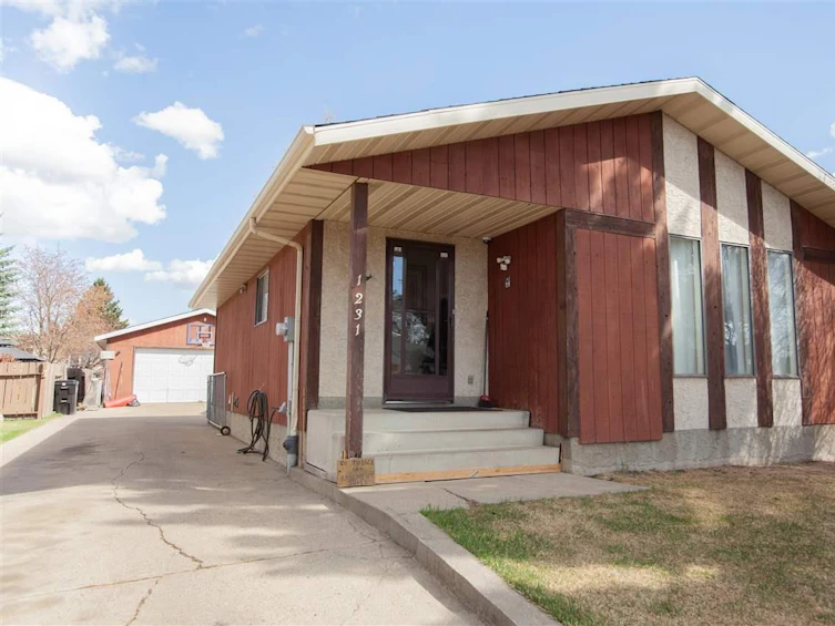 1231 65 Street NW, Edmonton, AB, T6L 2E8