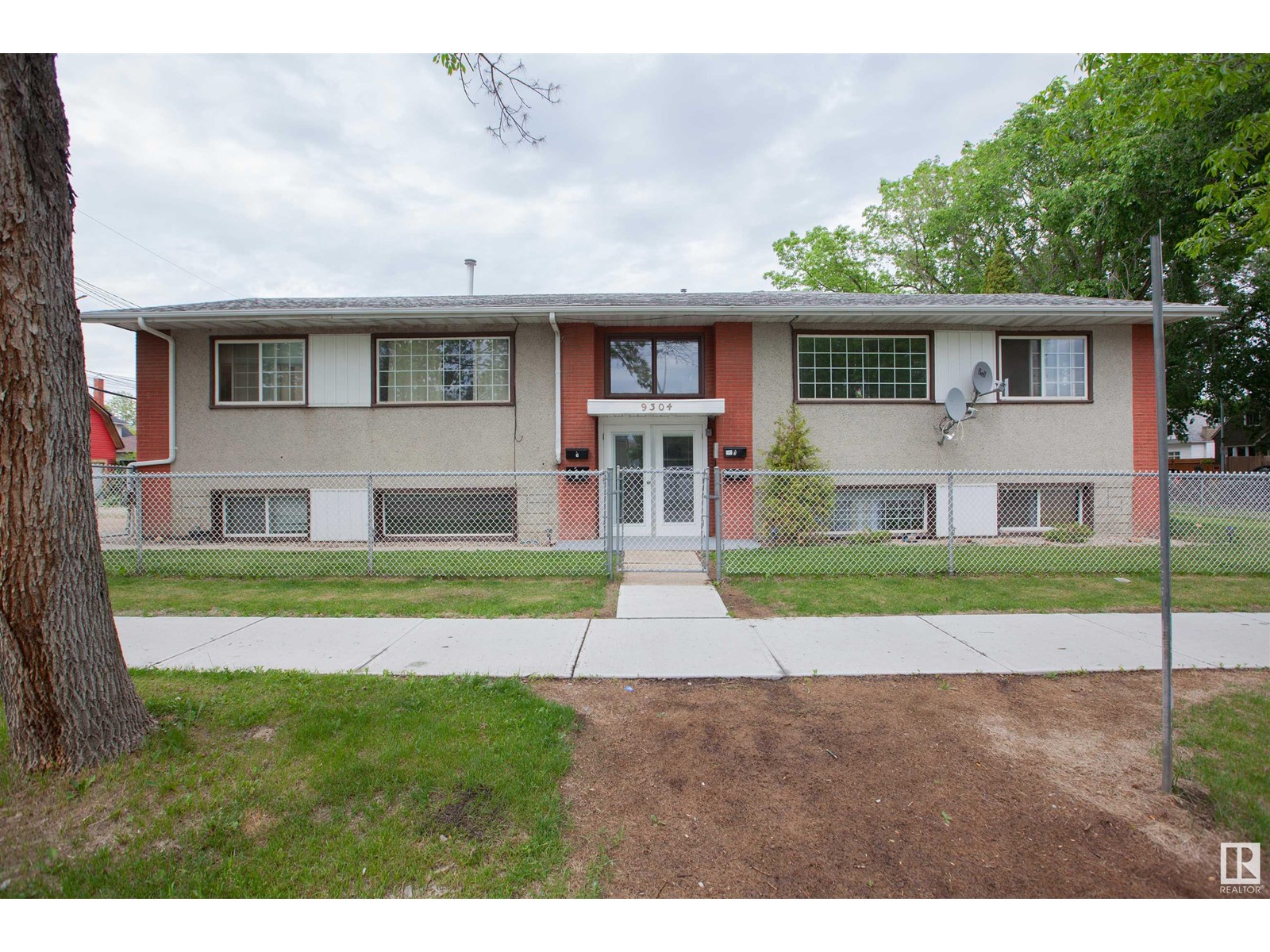 9304 112 Avenue NW, Edmonton, AB, T5G 0G6