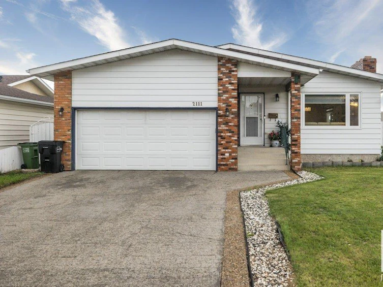 2111 45 Street NW, Edmonton, AB, T6L 2T9