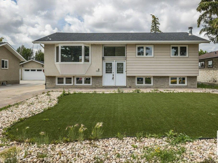 3220 75 Street NW, Edmonton, AB, T6K 1J2