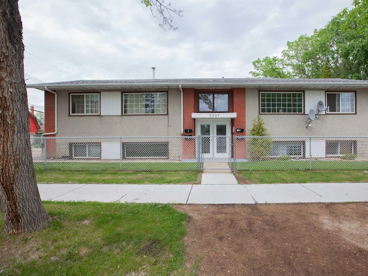 9304 112 Avenue NW, Edmonton, AB, T5G 0G6
