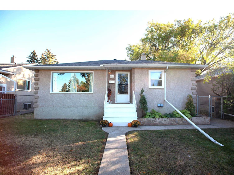 9713 68 Avenue NW, Edmonton, AB, T6E 0R3