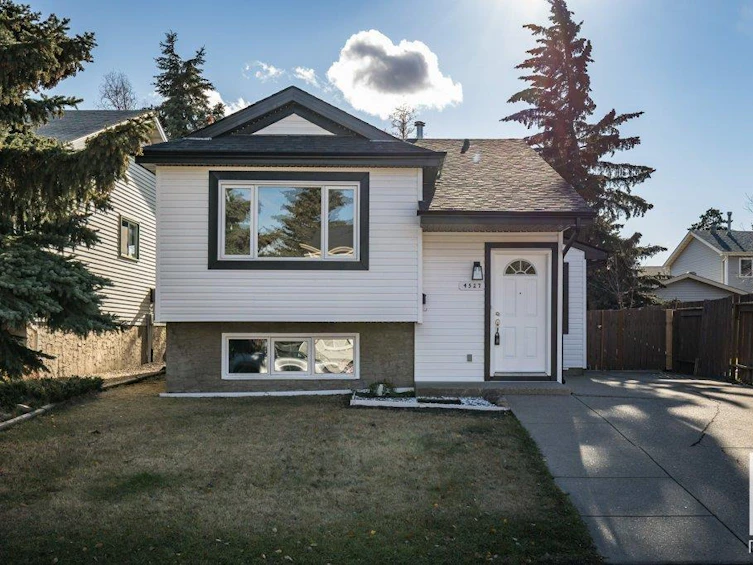 4527 33 Avenue NW, Edmonton, AB, T6L 4X8