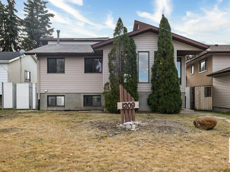1209 56 Street NW, Edmonton, AB, T6L 2B2