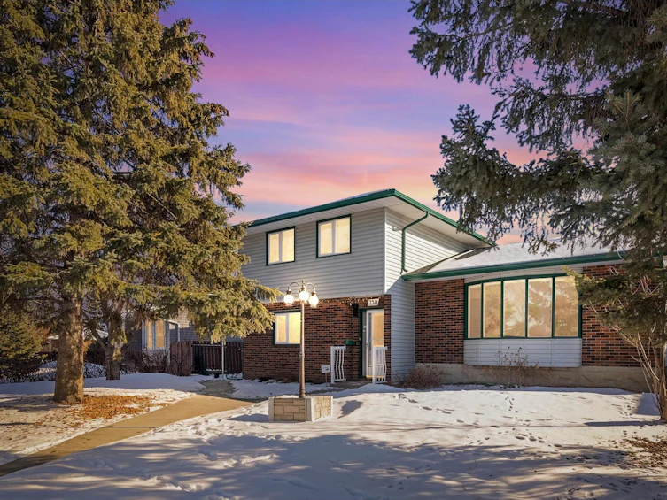 7311 44 Avenue NW, Edmonton, AB, T6K 0W3