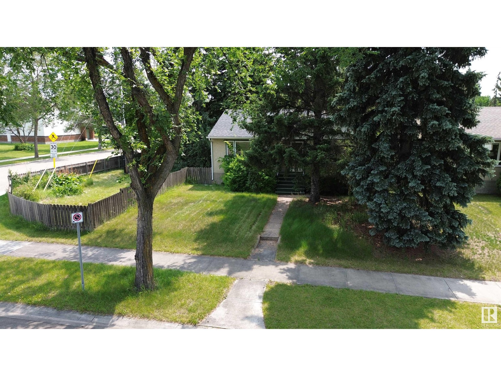 9705-9703 68 Avenue NW, Edmonton, AB, T6E 0R3