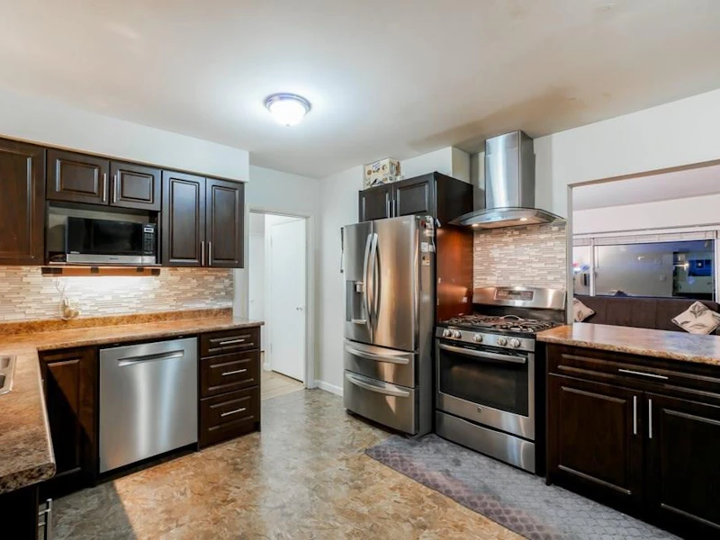 11411 96th Avenue, Surrey BC V3V 1V8