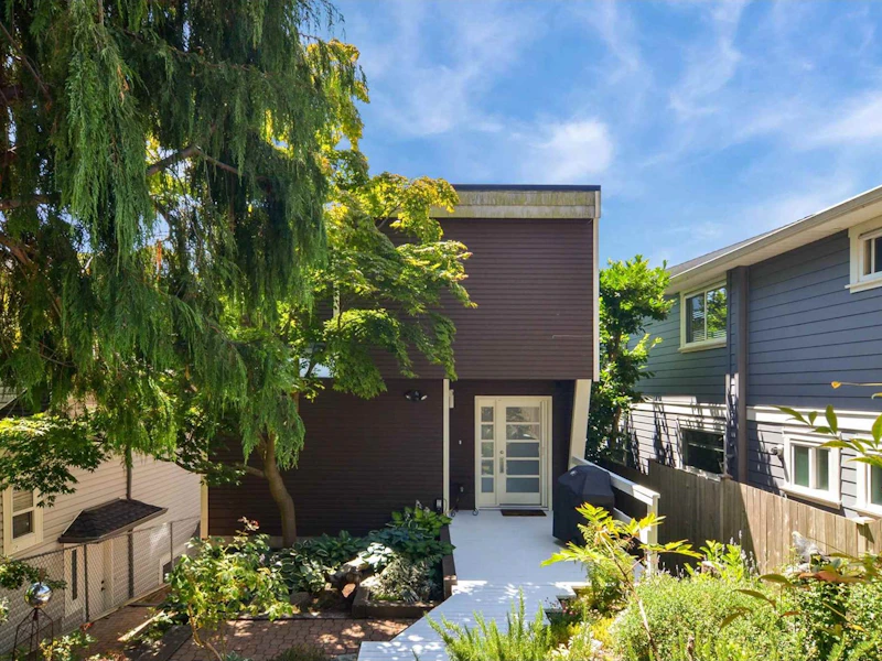 15482 Columbia Avenue, Surrey BC V4B 1K2