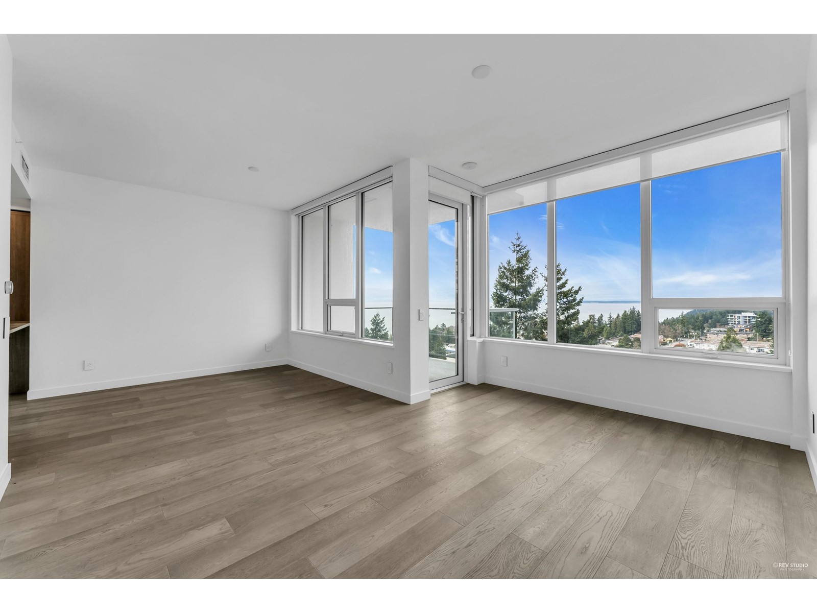 1002-15165 Thrift Avenue, Surrey, BC, V4B 0C1