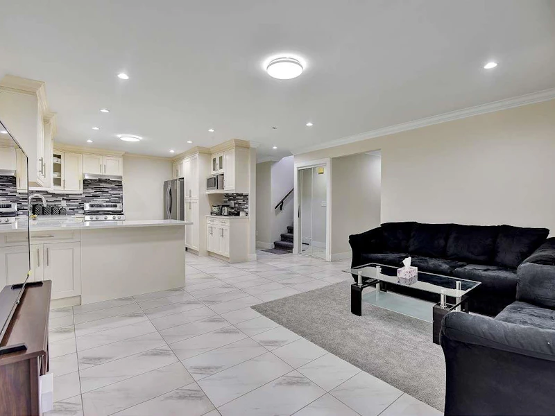 8218 132nd Street, Surrey BC V3W 4N4