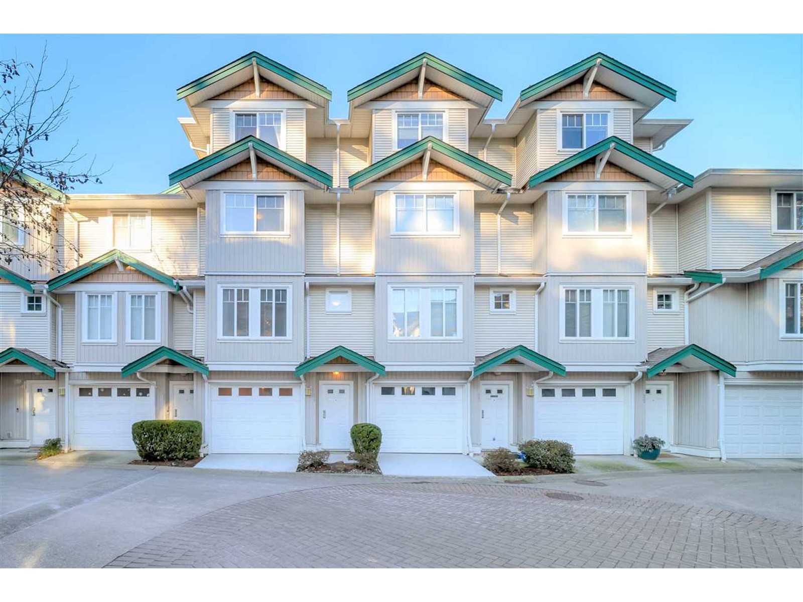 24-12711 64 Avenue, Surrey, BC, V3W 1X1