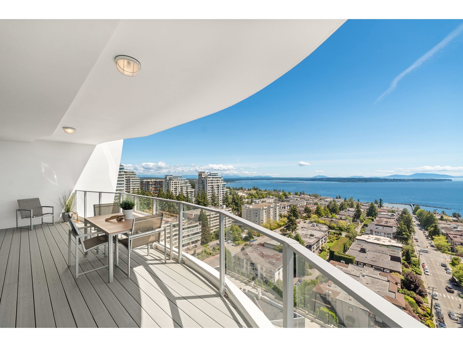 1701-1500 Martin Street, Surrey, BC, V3Z 2L5