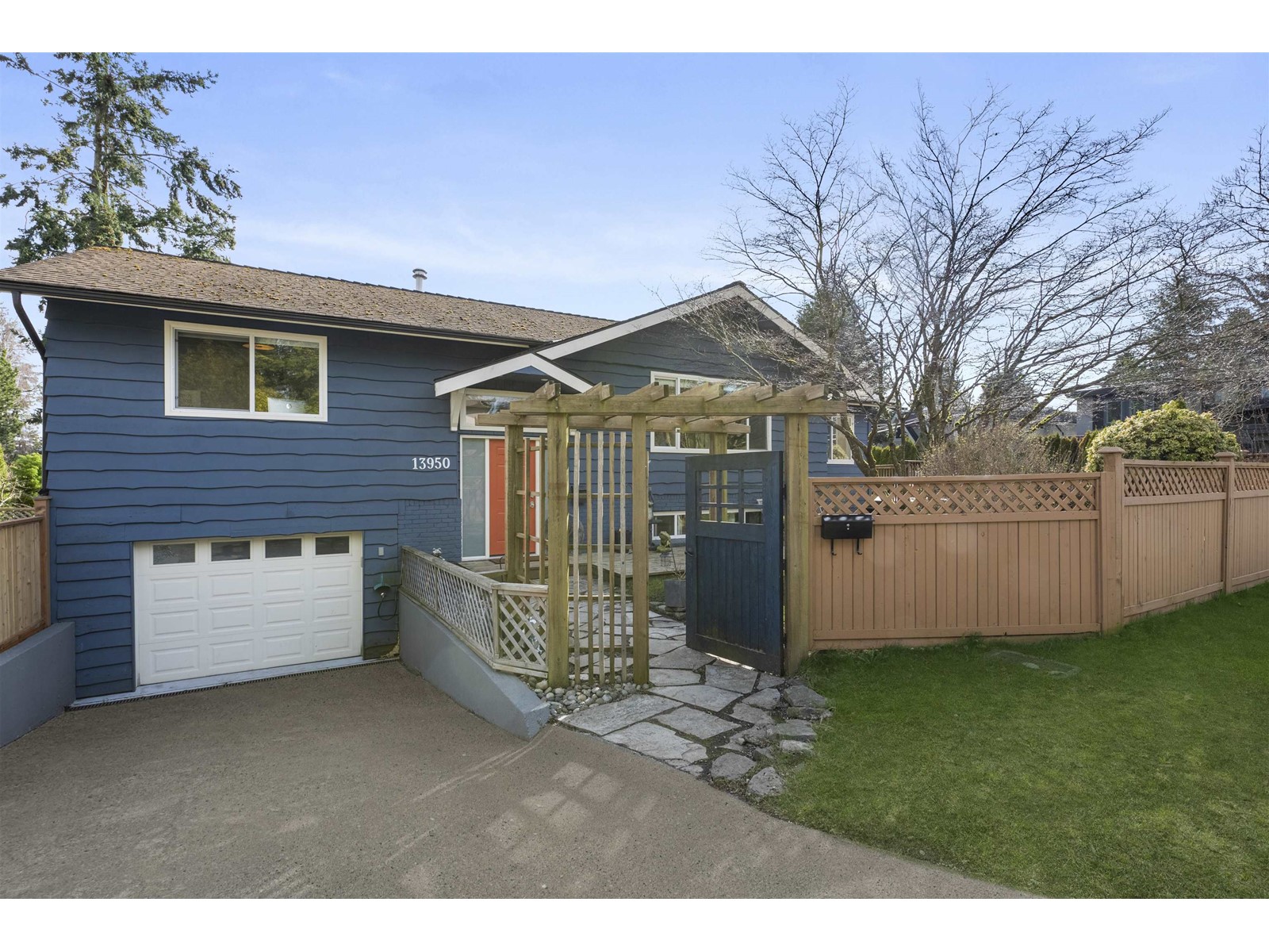 13950 Blackburn Avenue, Surrey, BC, V4B 2Z5