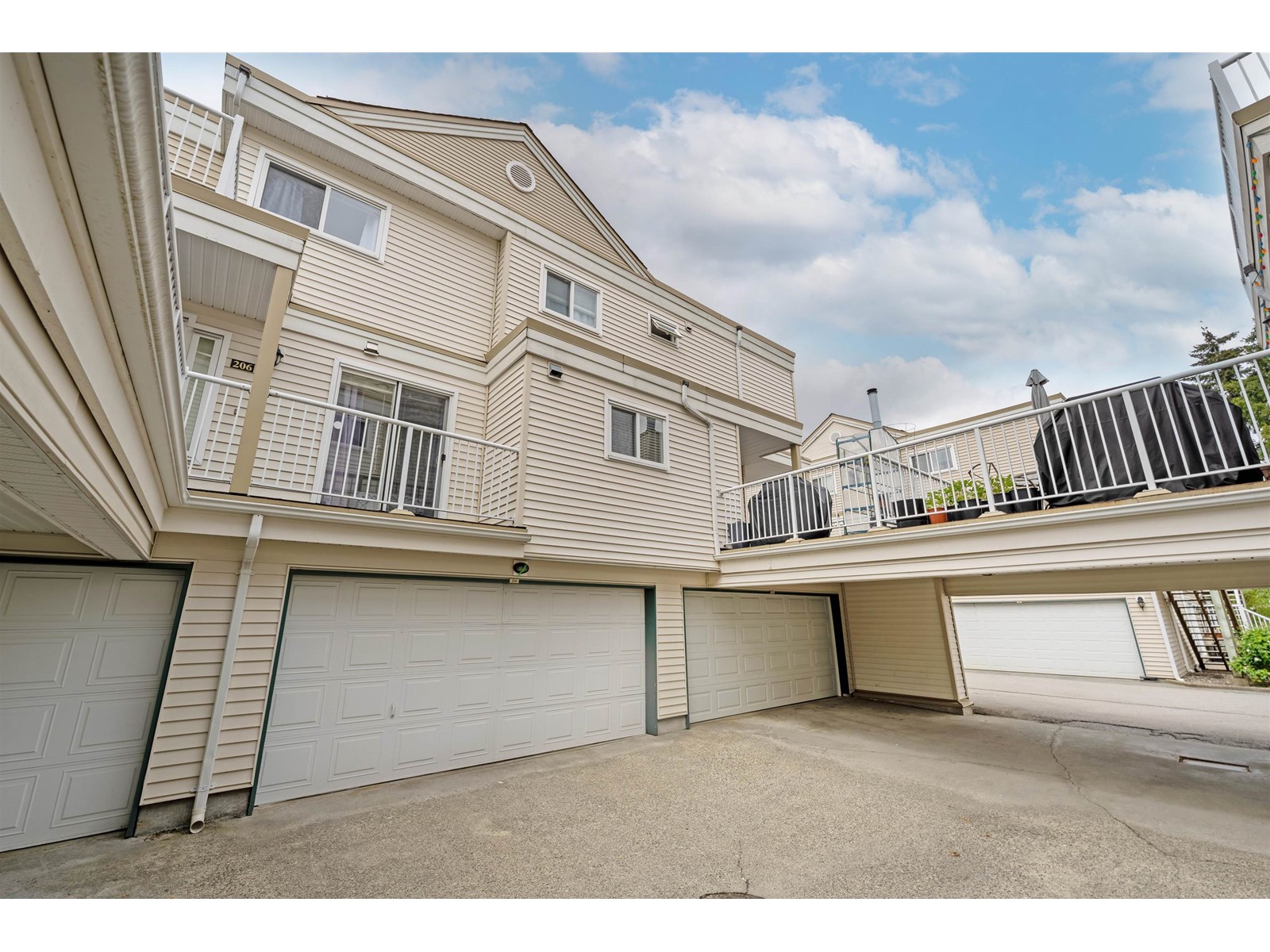 206-10091 156 Street, Surrey, BC, V3R 0C1