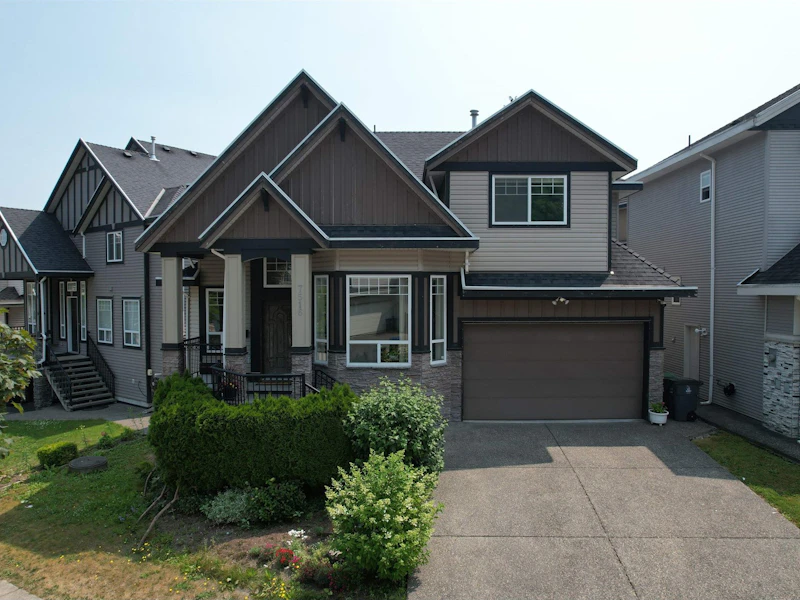 7516 143b Street, Surrey BC V3W 1E1