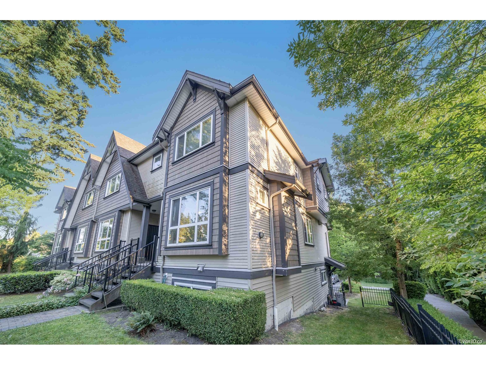 15-9077 150, Surrey, BC, V3R 7Z2