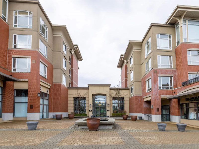 425 - 2970 King George Boulevard, Surrey BC V4P 0E6
