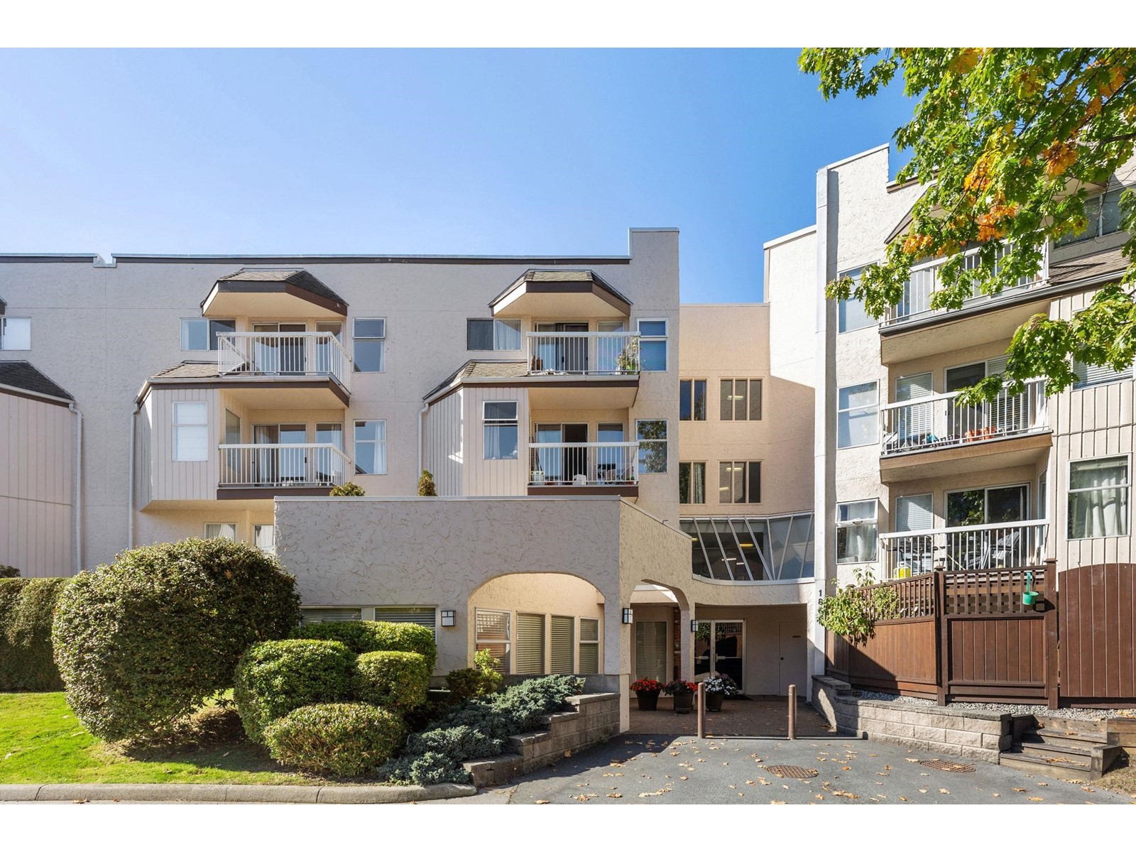 303-1860 East Southmere, Surrey, BC, V4A 6Y7