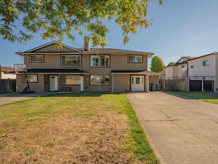 8184-8186 123, Surrey, BC, V3W 8P8