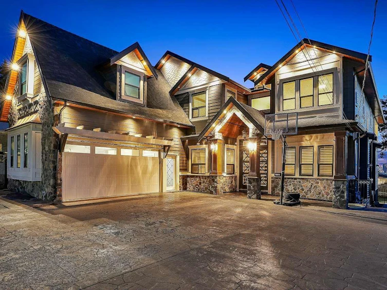 10975 130 Street, Surrey, BC, V3T 3M2